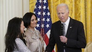 바이든 “中 우한연구소 포함 코로나 기원 정보 공개해야” 