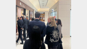 코트만 1000만원…한국 찾은 루이뷔통 ‘상속녀’ 패션 보니