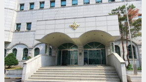 “담배 피세요?…얼굴에 침좀 뱉어줘요” 女 앞에서 무릎꿇은 병사