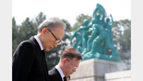 MB, 천안함 묘역 등 참배…사면 후 첫 공식 일정