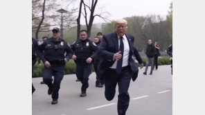 트럼프가 체포됐다? “다리가 이상해”…AI 가짜 이미지에 ‘깜빡’ 