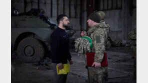 젤렌스키, 동부 격전지 바흐무트 방문…병사들 훈장 수여