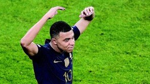 음바페 “야호, 주장 완장 찼다”… 그리에즈만 “이런… 나 은퇴할까봐”