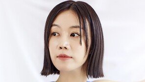 서현진, 군살 제로 요가 자태…살짝 드러난 복근까지