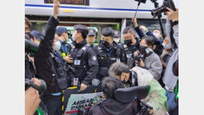 전장연, 시청역 1호선 탑승시도…경찰·공사 저지에 무산