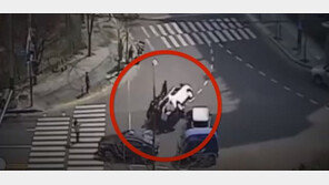 “맨손의 기적”…사고 목격 시민들, 80초 만에 SUV ‘번쩍’(영상)