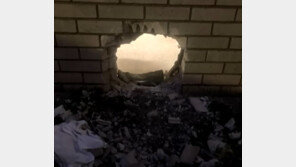 칫솔 갈아 벽 뚫고 탈옥한 美 수감자…9시간 만에 잡힌 곳은?