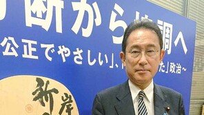 기시다, 젤렌스키에게 ‘승리’ 기원하는 대형 주걱 선물