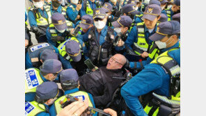 전장연, 서울시청 앞 농성…한때 경찰과 충돌