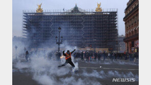 佛 연금개혁 강행에 최대규모 100만명 집결…보르도 시청도 불타