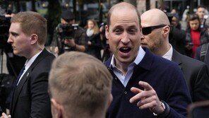 폴란드 방문한 英 윌리엄 “우크라 난민 회복력 놀라워”