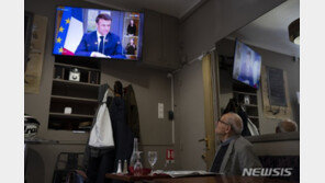 마크롱 ‘시계’에 쏟아진 분노…명품 차고 연금개혁 설득