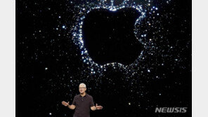 베이징 찾은 애플 팀 쿡…“中 혁신 더 빨라질 것”