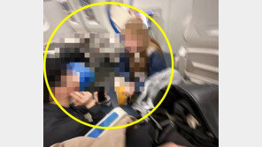 KTX객실 복도 ‘길막’ 커플, “입석 돈 냈다”며 음식까지 쩝쩝