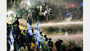 네타냐후, ‘사법 무력화 반대’ 국방장관 해임… 70만명 분노 시위 