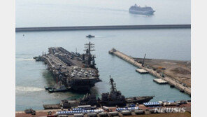 미국 핵항모 ‘니미츠’ 부산 입항…떠다니는 군사기지