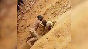 붕괴 광산 맨손 파헤쳐… 2분새 9명 기적의 탈출