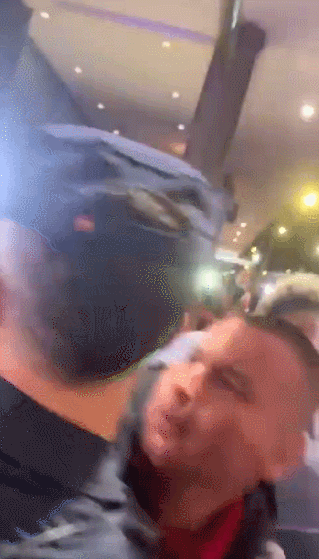 축구하러 갔다가 경찰과 몸싸움…페루 국대-스페인 경찰 충돌 (영상)