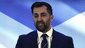 스코틀랜드 수반에 파키스탄계… 英, 인도계 총리 이어 ‘非백인’ 