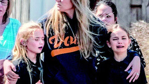 美초등교서 또 무차별 총격 참사… 9세 아이들이 쓰러졌다 