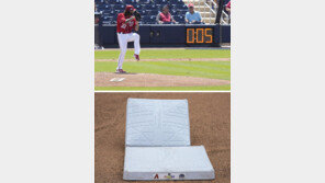 MLB “피치클락 설치 경기시간 줄이고, 안타-도루 더 많게”