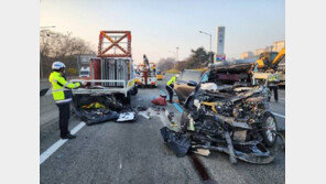 고속도로 공사안내 ‘사인카’에 SUV 쾅…3명사망·1명 부상