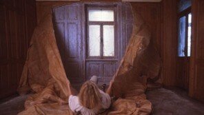 나를 억압하는 모든 것을 뜨겁게 끌어안고 뜯어내다