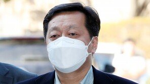 “뇌물 막으려 비서실에 CCTV” vs “가짜 CCTV”