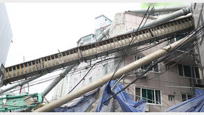 울산 공사현장 대형 중장비 주택가 덮쳐…5명 병원 이송