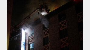 광주 남구 모텔 건물 지하 노래방서 화재…16명 무사 구조