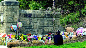 총격 참사 美초등교… 가눌 수 없는 슬픔 