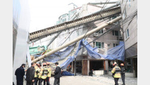 길이 37m 대형 중장비, 주택가 덮쳐 5명 부상 
