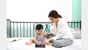 갓난아이 울면 스마트폰 준다?…“사회성 발달에 부정적”