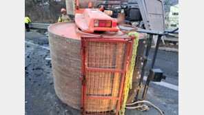 고속도로 달리던 트레일러서 쇳덩어리 롤러 떨어져…1명 심정지