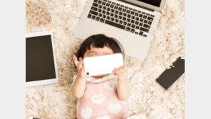 “2살 이전 스마트폰 많이 보면…사회성 발달 늦춘다”