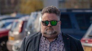 시간 확인할 때 ‘찰칵’…英 사진작가, 탈의실 시계에 ‘몰카’ 설치