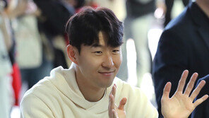 손흥민, 팬들 환호 속 영국으로 출국…다시 ‘토트넘 모드’