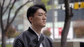 ‘전두환 손자’ 전우원, 5·18 사죄·묘지 참배…일가 최초