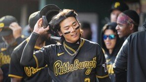 ‘MLB 첫 개막전 선발’ 배지환, 2안타 2도루 2득점 맹활약…팀 승리 견인