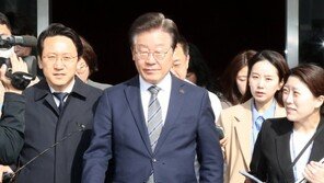 이재명, 묵묵부답 법원 출석…한 시민 계란 던지기도