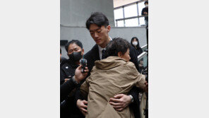 ‘눈물 사죄’ 전우원에 5·18 희생자들도 ‘울먹’…“용기 감사” 위로