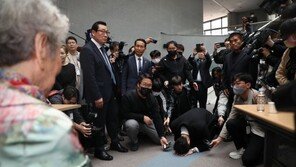 전두환 손자 “할아버지는 학살자” 무릎꿇고 ‘5·18 사죄’