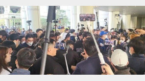 법원 출석 이재명에 계란 투척…李, 질문엔 묵묵부답