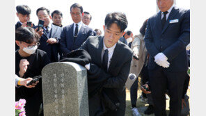 겉옷으로 ‘5·18 행불자 묘비’ 닦은 전우원…“너무 늦게 와 죄송”