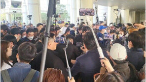 계란 투척에 몸싸움 여성 쓰러지기도…이재명 출석길 아수라장