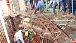 印힌두교 사원 바닥 붕괴…신도들 우물로 추락, 35명 사망