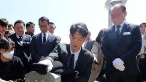 무릎꿇은 전두환 손자 “할아버지가 5·18학살 주범” 