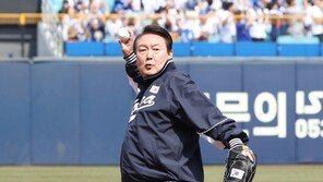 ‘야구광’ 尹대통령, 프로야구 개막전서 깜짝 시구…역대 세번째