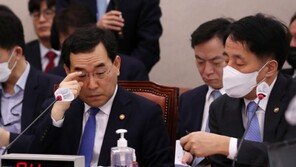 韓 무역수지, 1년 만에 나홀로 180계단 ‘추락’…무슨 일?