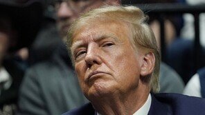 ‘성추문 입막음’ 트럼프, 기소도 대권 활용…법원 출석 뒤 자택서 연설